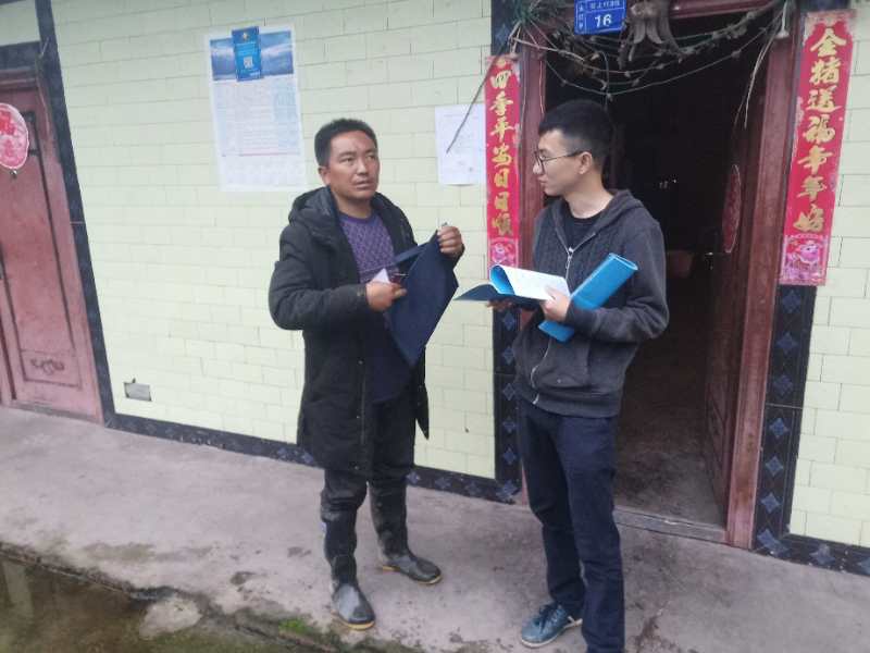 走访贫困户，了解山羊养殖产业发展情况.jpg