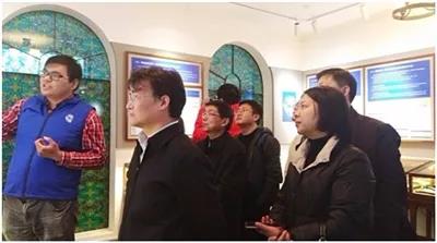 志愿者为参观者讲解农工党党史。.jpg