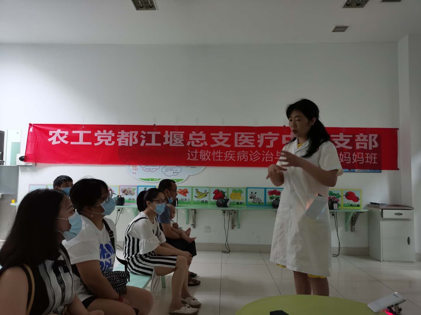 医疗中心儿科主任谢晓平博士现场专题讲座.jpg