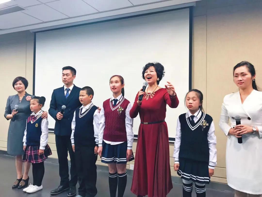 寒露带领成都市特殊教育学校的孩子们一起朗诵诗歌.jpg