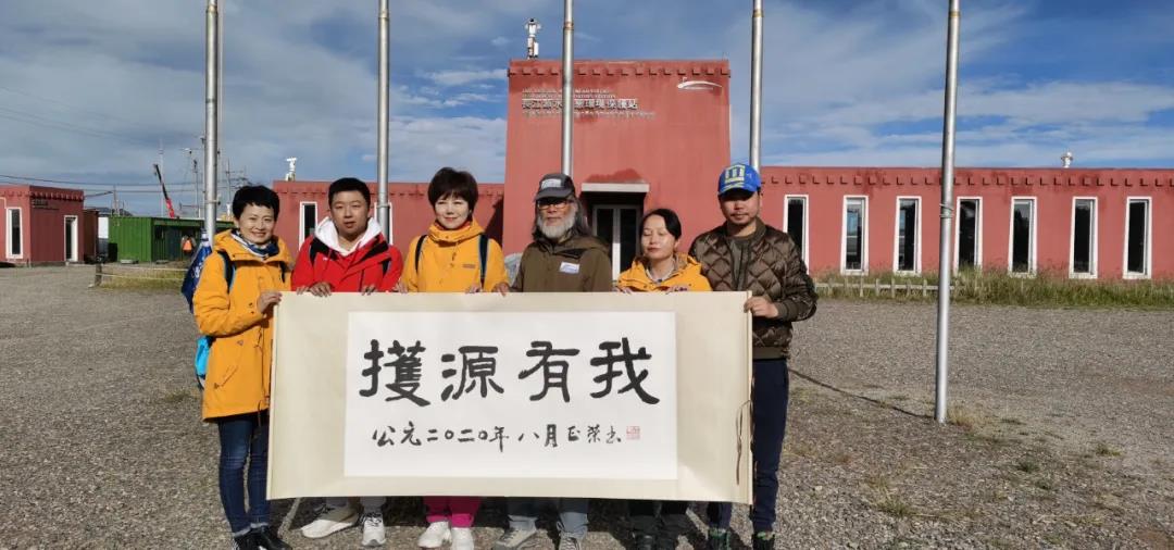 寒露主委为杨欣老师送上王正荣主委亲笔题字.jpg
