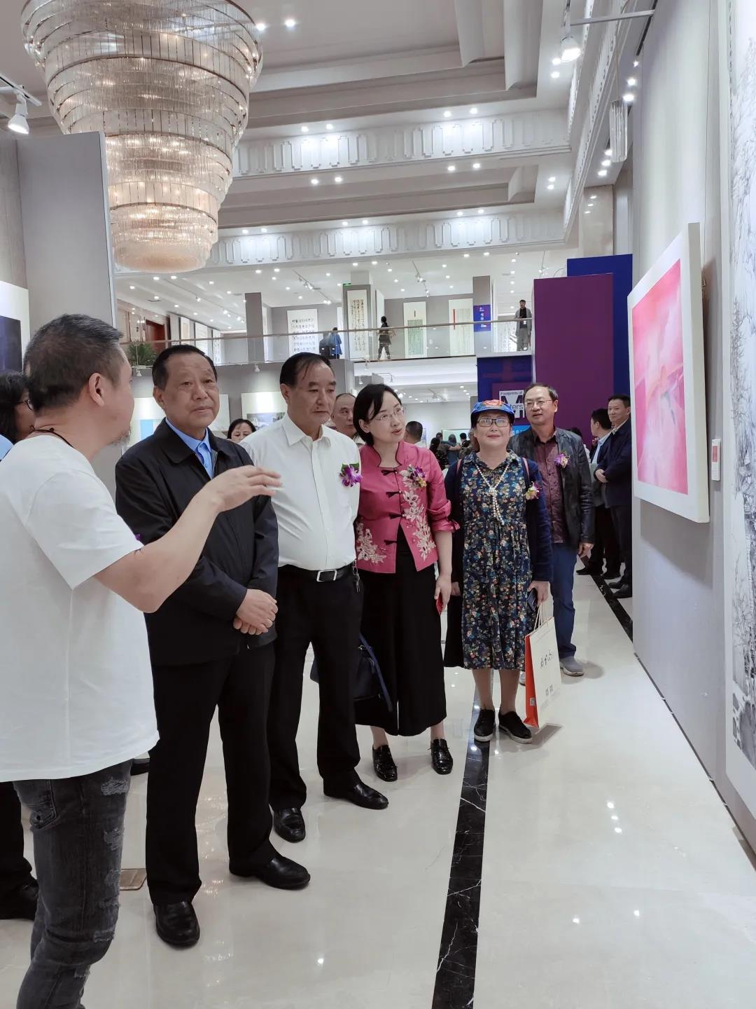 各位领导嘉宾参观展览.jpg