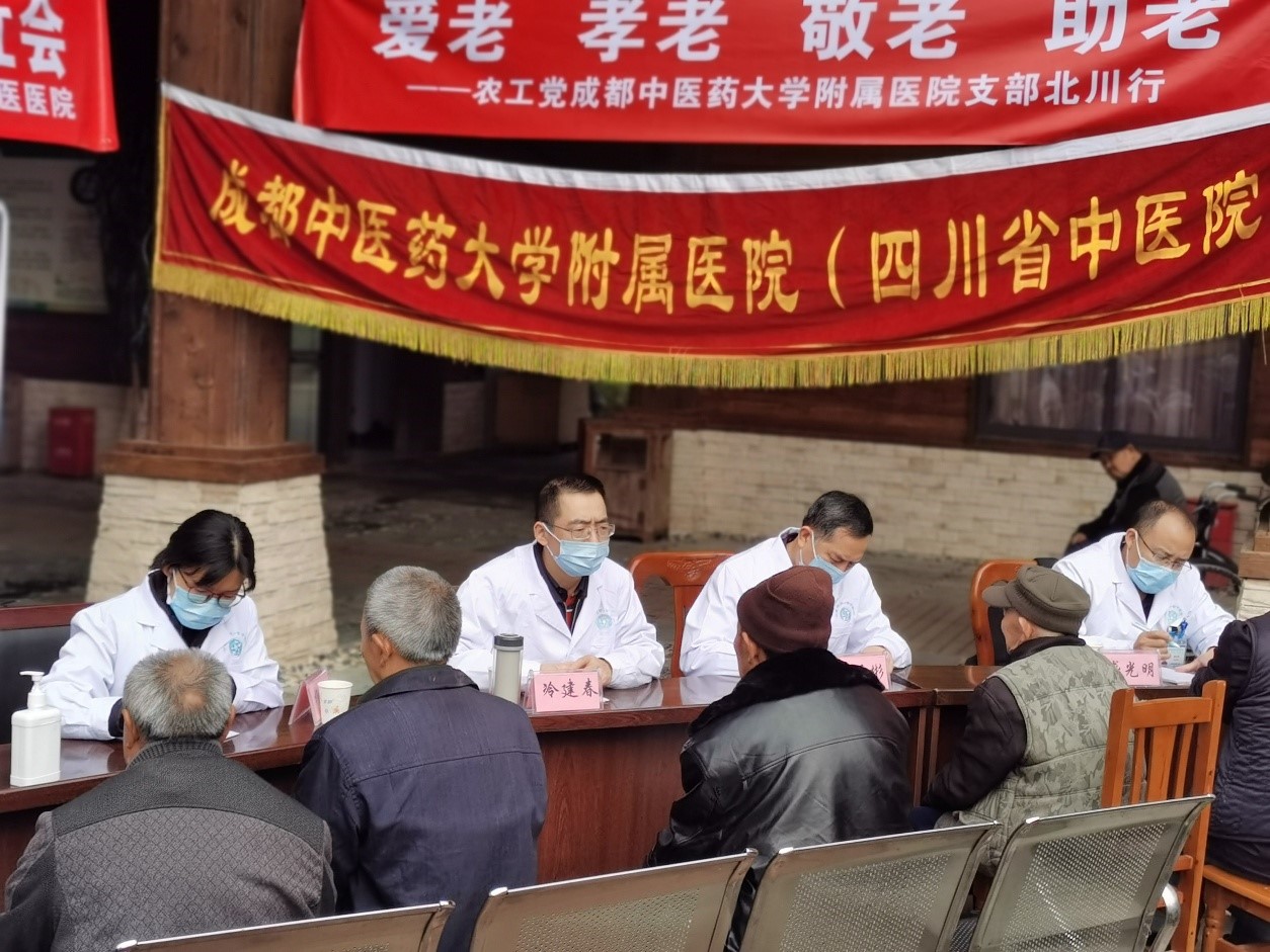 图1 北川县擂鼓镇红枫敬老院义诊现场秩序井然.jpg