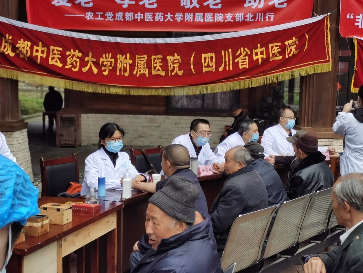 图5 杨蕻主治医师为患者义诊.jpg