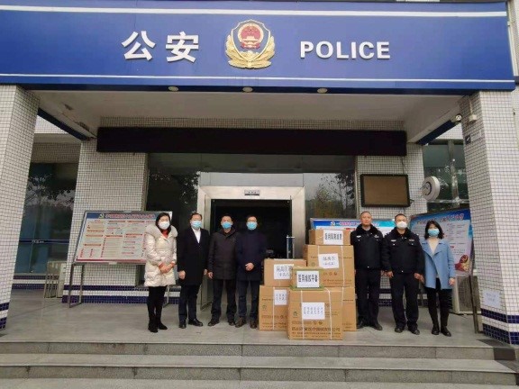 第四张图：从左至右杨红、胡伟峰、郭勇、刘圣君、安靖镇派出所张警官、何警官、马元莉.jpg