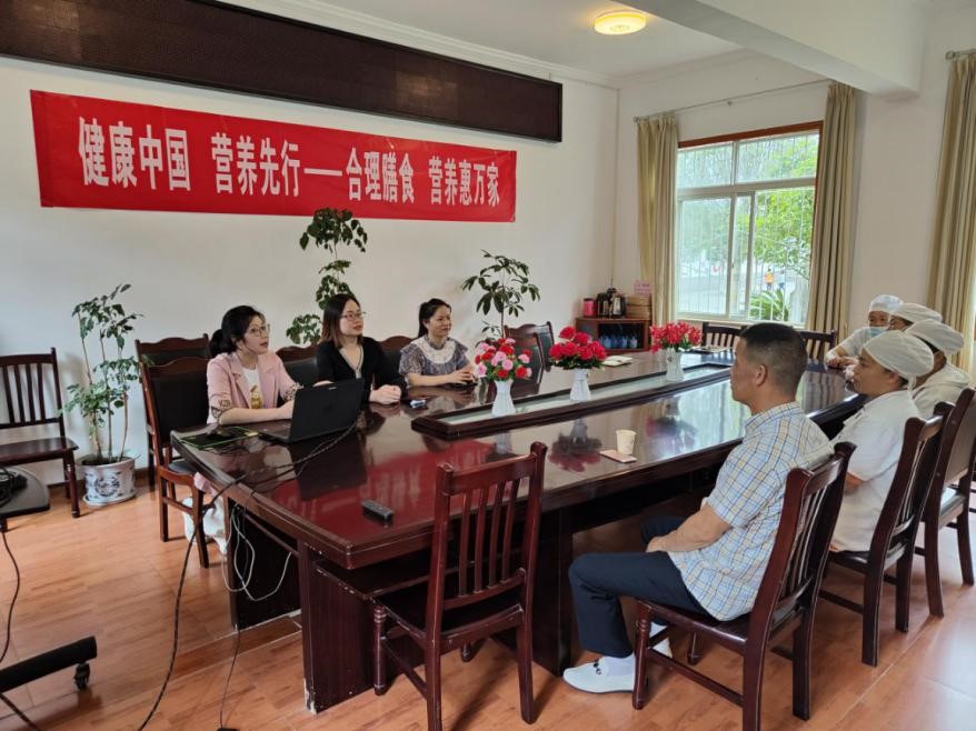 2021年5月18日在玉虹小学对食堂员工进行食品安全培训.jpg