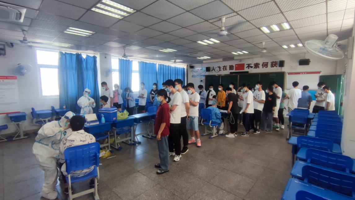 对学生进行核酸采样.jpg