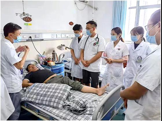 张思荣带领团队查房.jpg