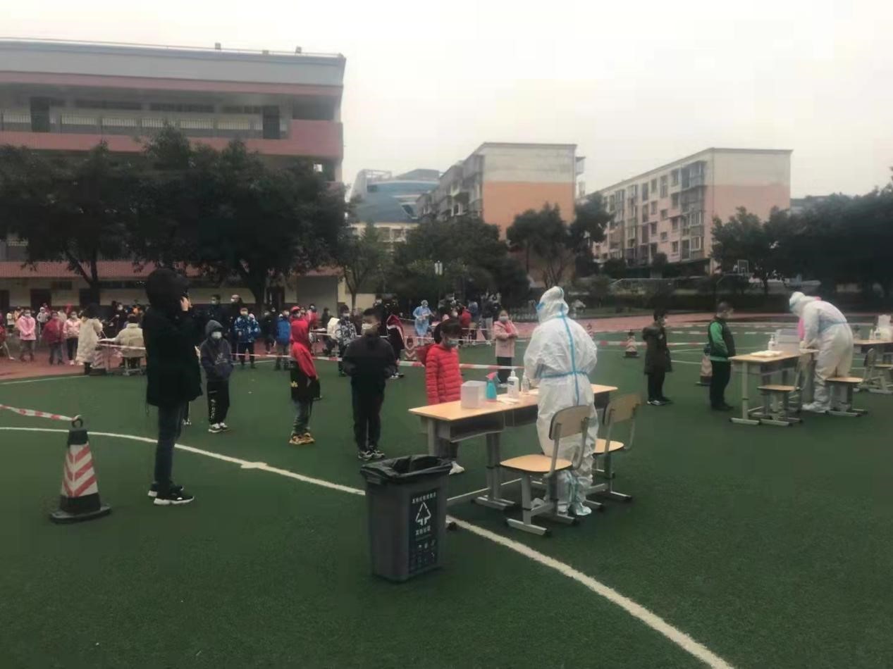 农工党成都市武侯区总支党员蒋宏小学生进行核酸检测.jpg