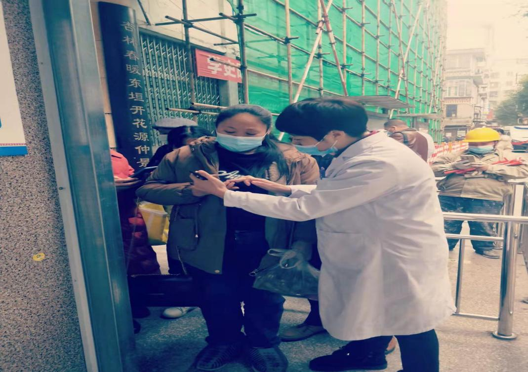 总支副主委袁碧兰在县中医院门口防疫值守.png