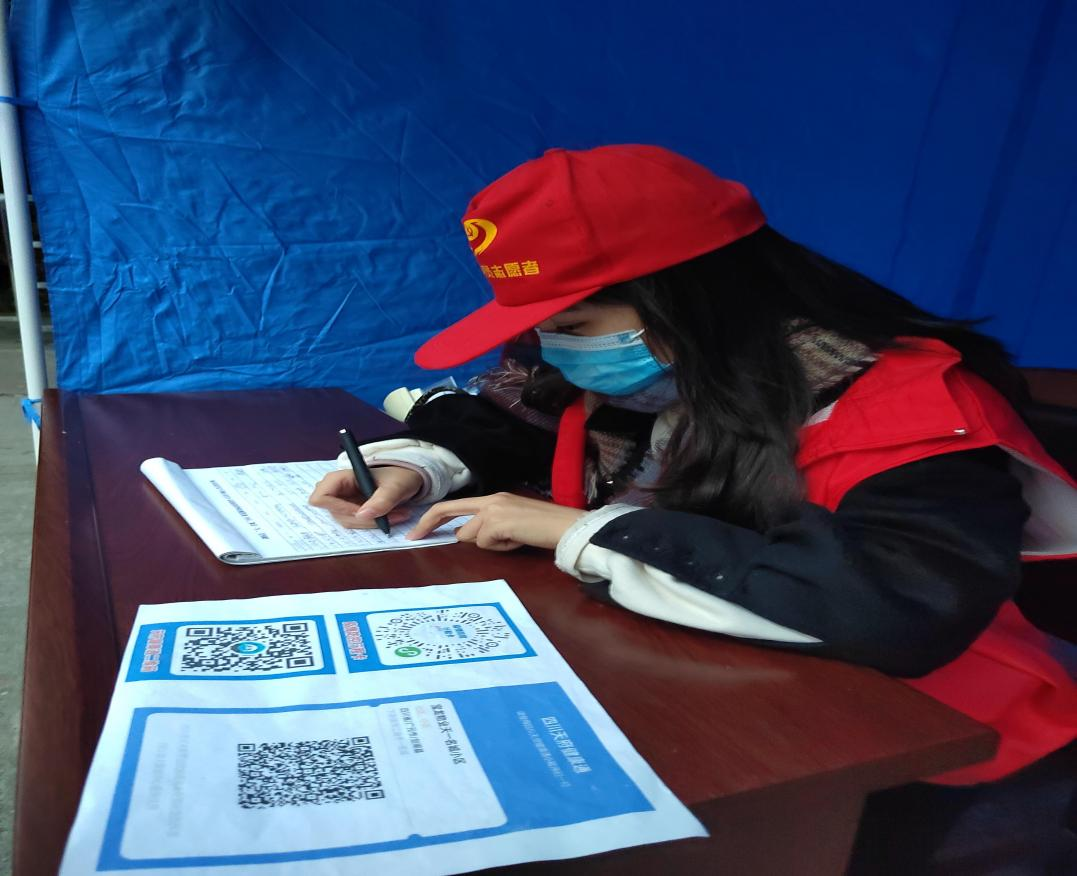 党员王梦荧在小区防疫卡点登记进出人员信息.png