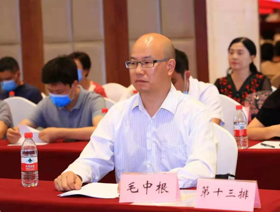 省政协委员、农工党西南财经大学支部主委 、西南财经大学教授 毛中根.jpg