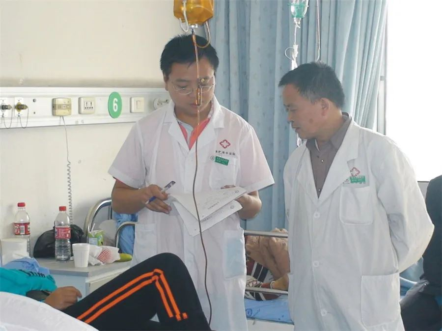 林代富主任医师（右）与肛肠科主任赵大勇副主任医师在病房查房.png