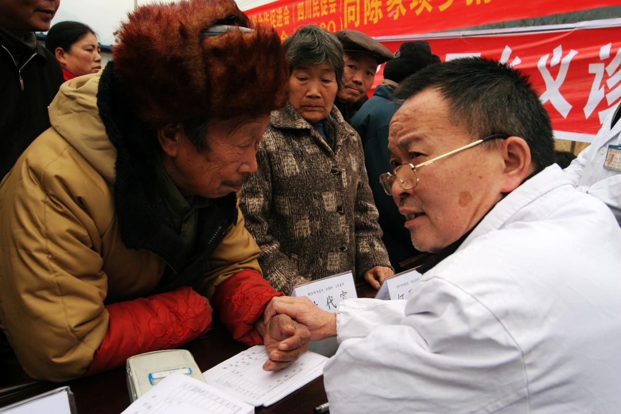 林代富在陈家坝乡为群众义诊.png