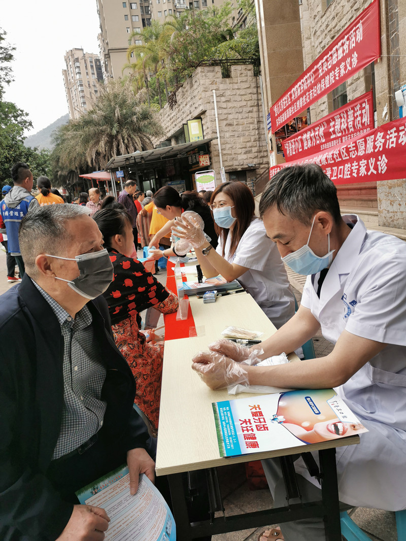 讲解口腔保健知识_副本.jpg