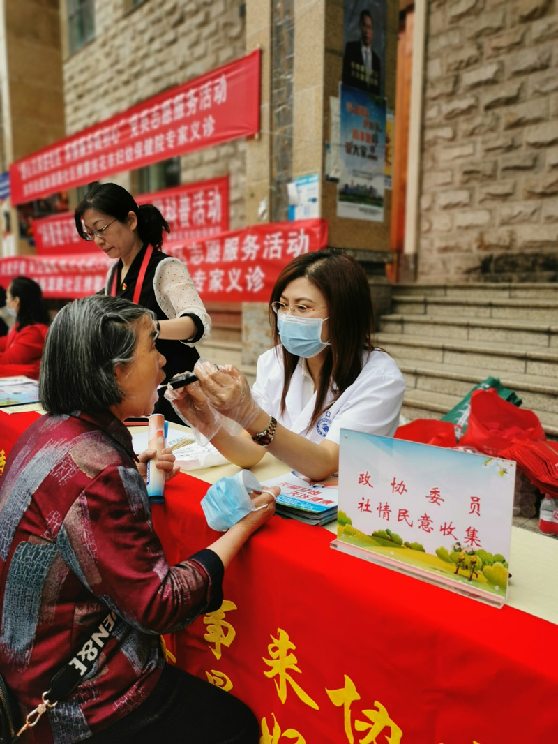 党员陈晋卫为群众进行口腔检查_副本.jpg