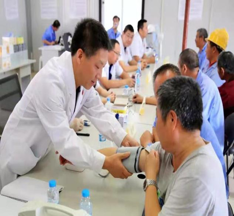 易先武在佛得角参与义诊活动_副本.jpg