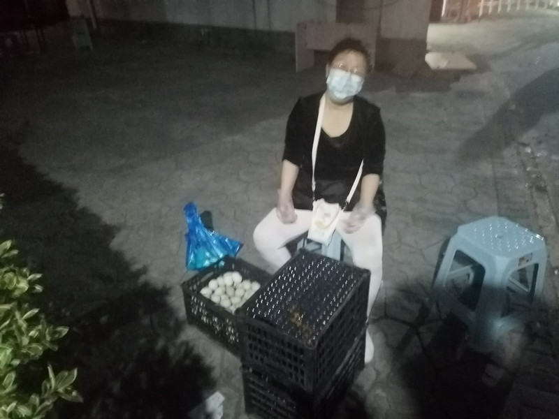 夜里物资来了，干立武点验分发物资_副本.jpg