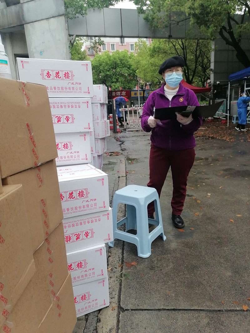 干立武在登记物资_副本.jpg