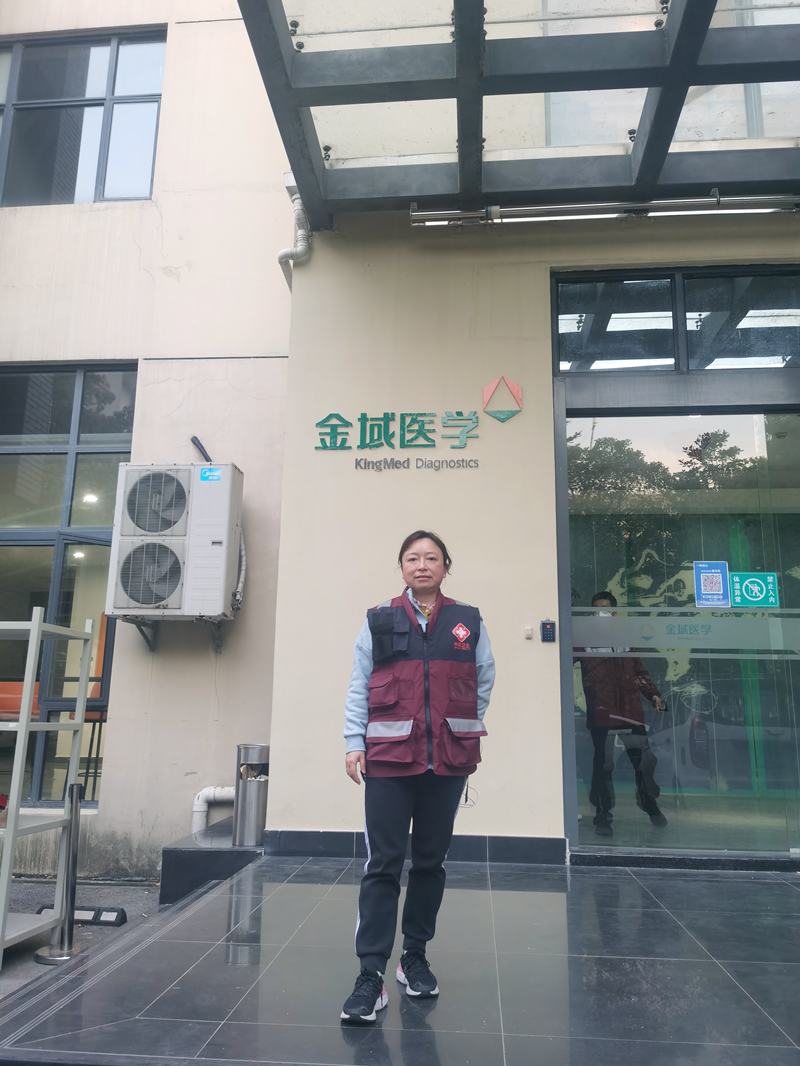 图4.队长胡江红在金域医学检验中心_副本.png